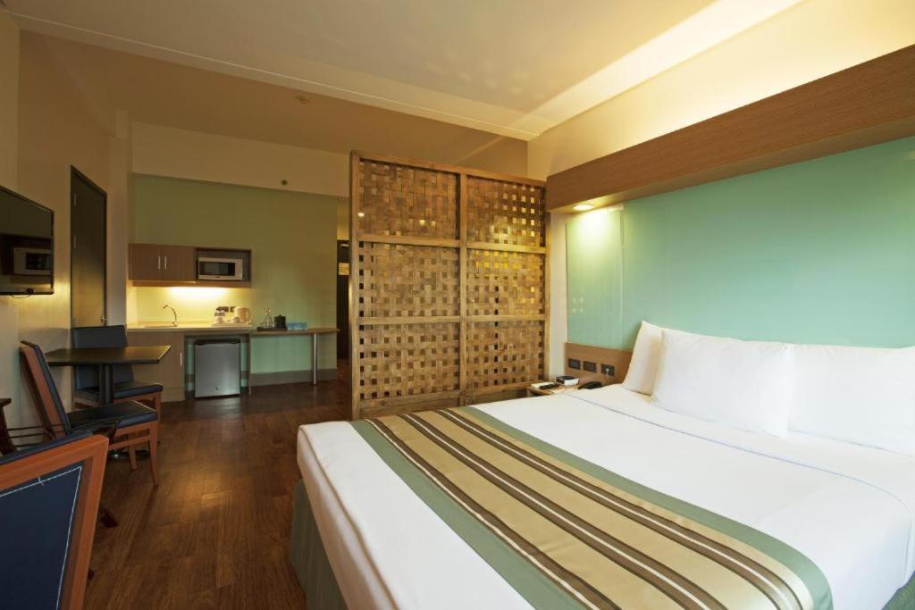 Microtel By Wyndham South Forbes Near Nuvali Santa Rosa  Zewnętrze zdjęcie