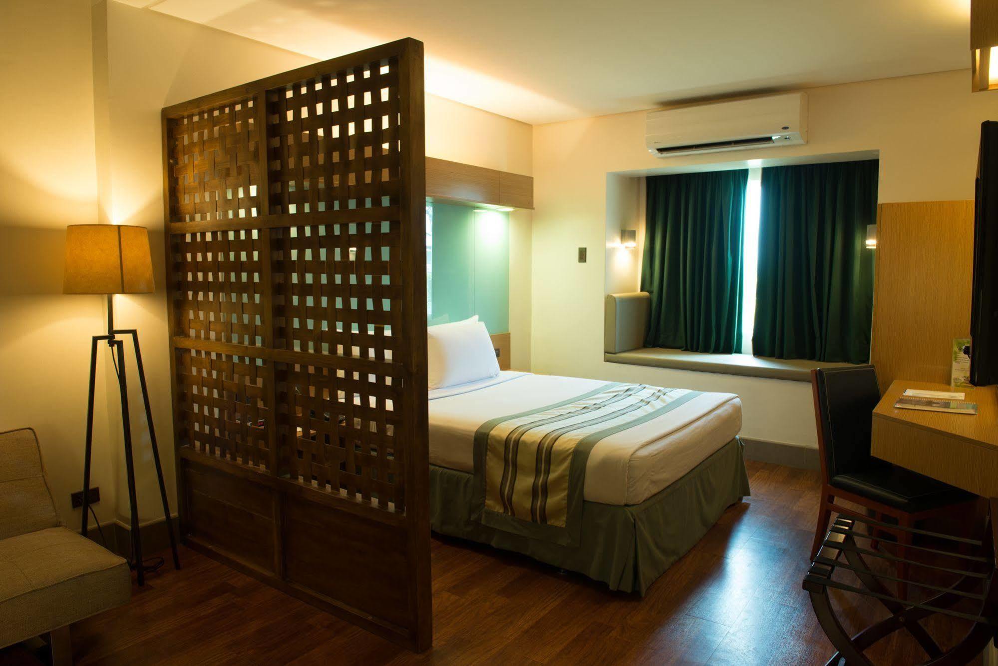 Microtel By Wyndham South Forbes Near Nuvali Santa Rosa  Zewnętrze zdjęcie